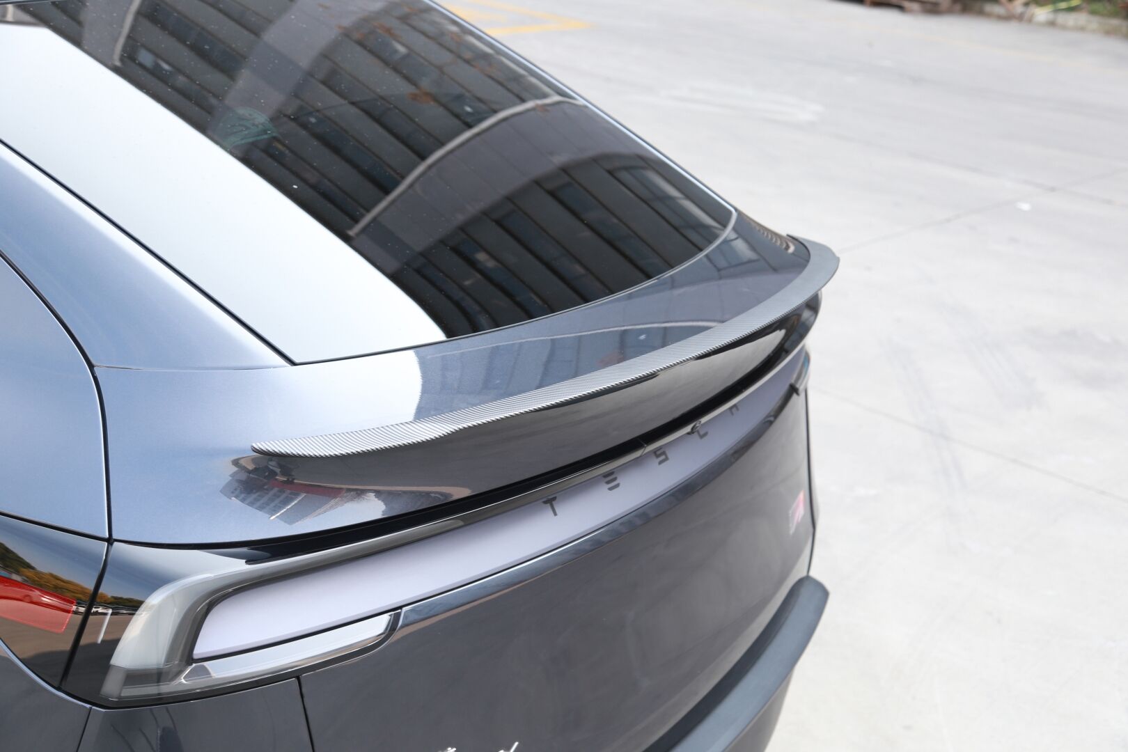 Tesla y juniper bagaj üstü spoiler karbon 2025+