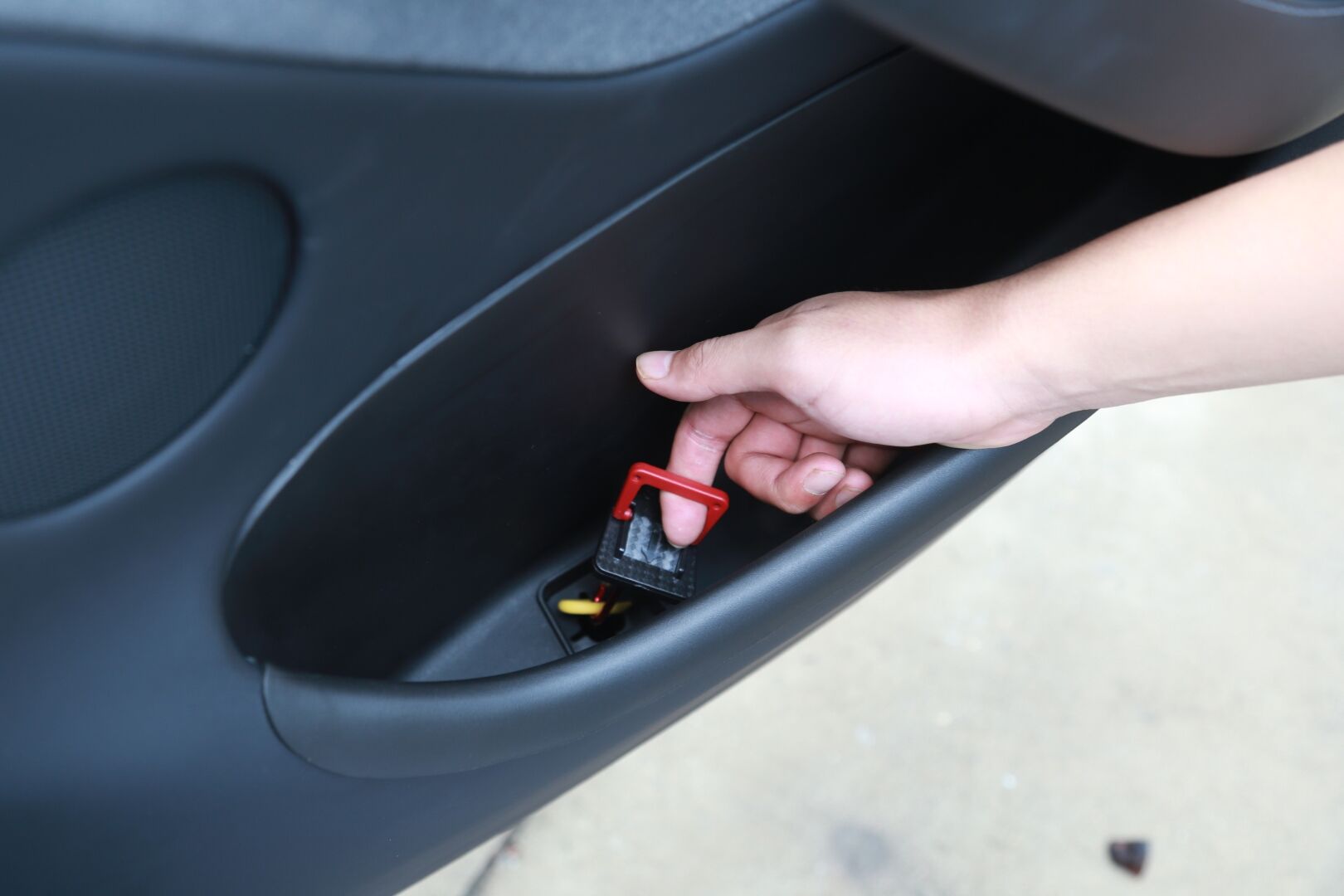 Tesla model y juniper acil çıkış mandalı 2025+