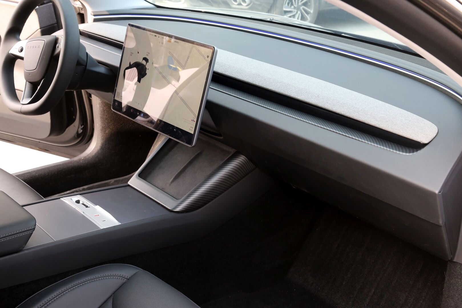 Tesla model y juniper göğüslük kaplama karbon